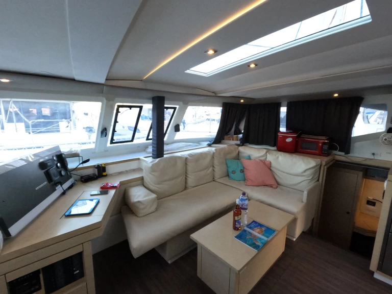 Fountaine Pajot Lucia 40 charter bareboat eller skeppad i Road Town