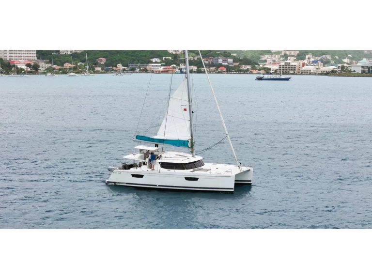 Fountaine Pajot Saba 50 charter bareboat eller skeppad i Road Town