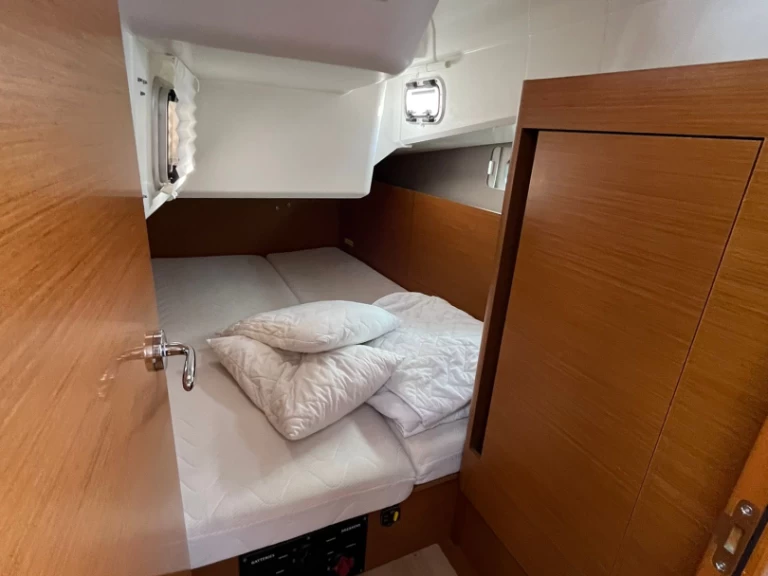 Jeanneau Sun Odyssey 410 charter bareboat eller skeppad i Sukošan