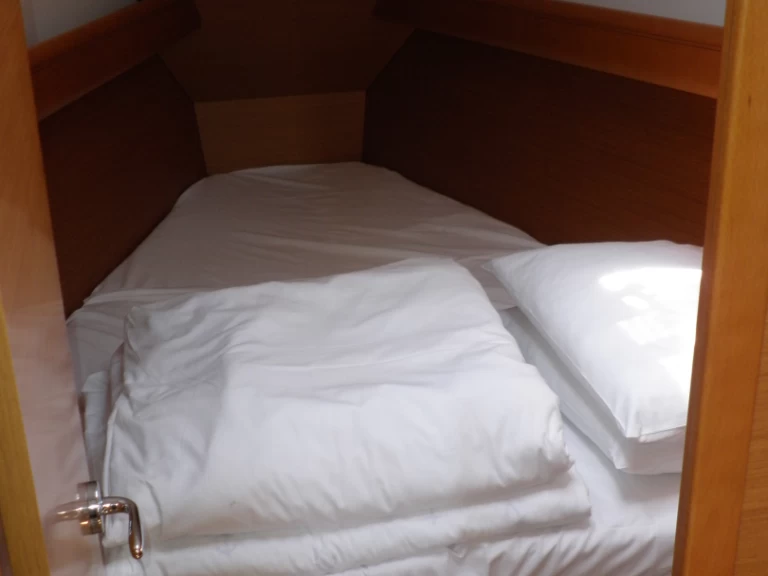 Uthyrning Segelbåt  Jeanneau med en båtlicens 