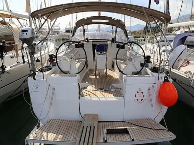 Jeanneau Sun Odyssey 419 charter bareboat eller skeppad i Kaštel Gomilica