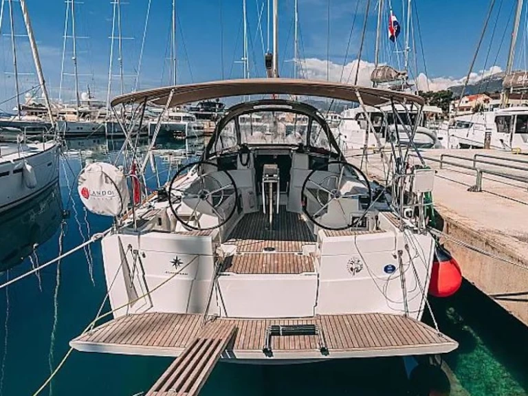 Jeanneau Sun Odyssey 389 charter bareboat eller skeppad i Kaštel Gomilica