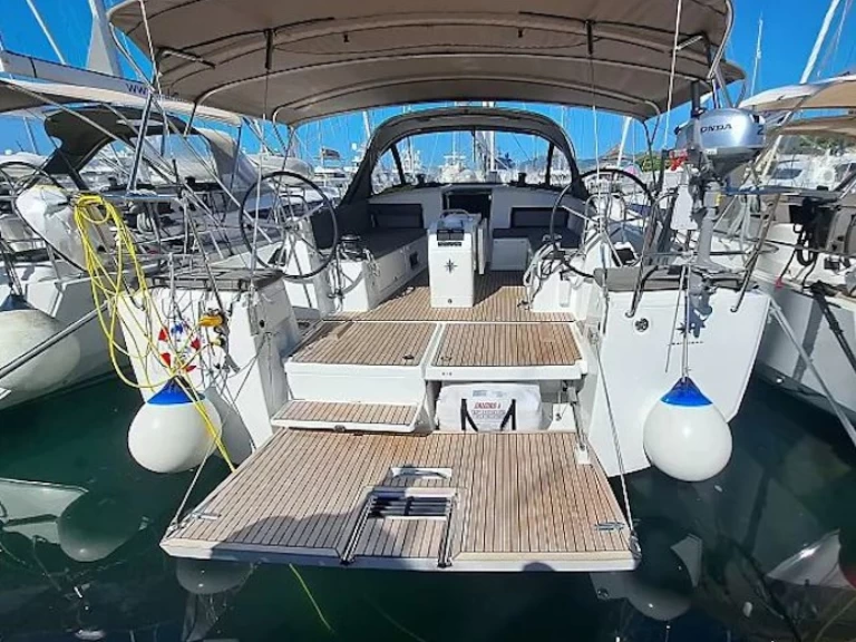 Jeanneau Sun Odyssey 490 charter bareboat eller skeppad i Kaštel Gomilica