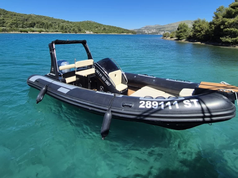 Inception 680 charter bareboat eller skeppad i Trogir 