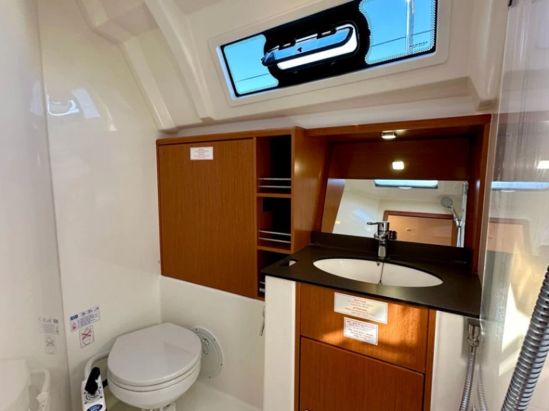 Bavaria Cruiser 41 charter bareboat eller skeppad i Sukošan