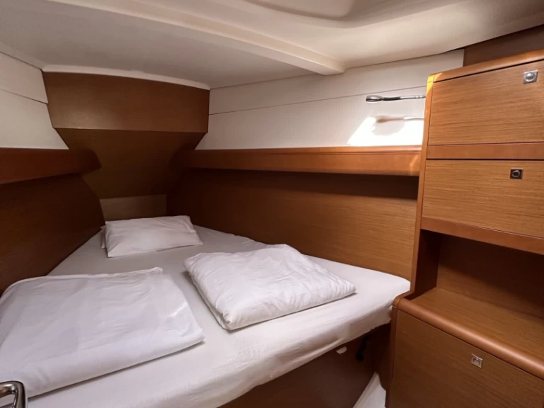 Hyr en Jeanneau Sun Odyssey 389 Drage 