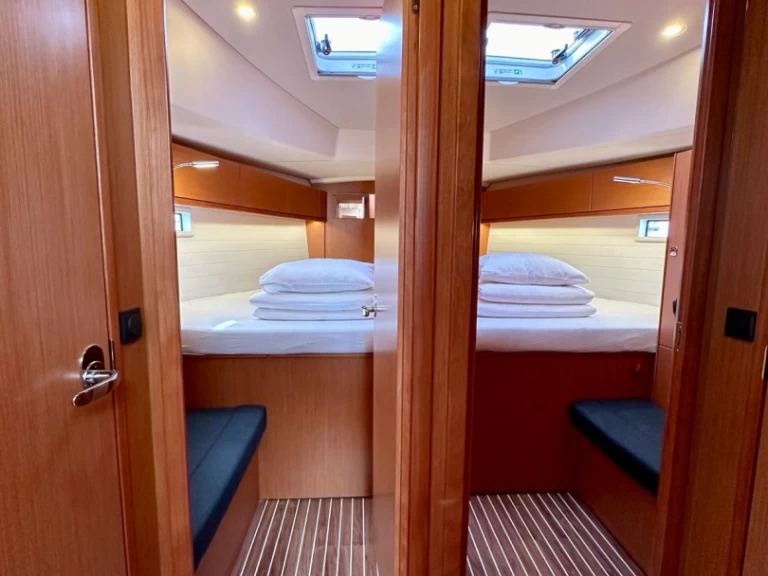Bavaria Cruiser 46 charter bareboat eller skeppad i Sukošan