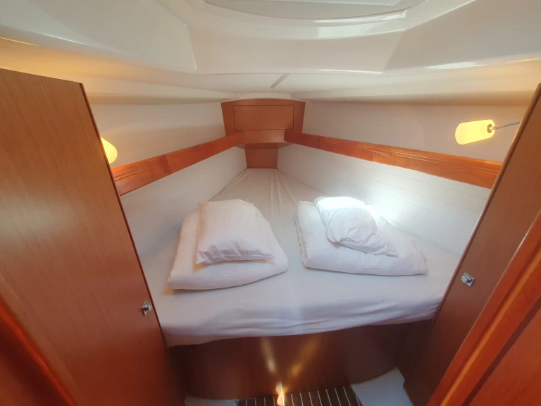 Bavaria Cruiser 34 charter bareboat eller skeppad i Drage