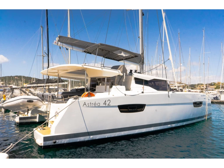 Fountaine Pajot Astrea 42 charter bareboat eller skeppad i Pórto Chéli