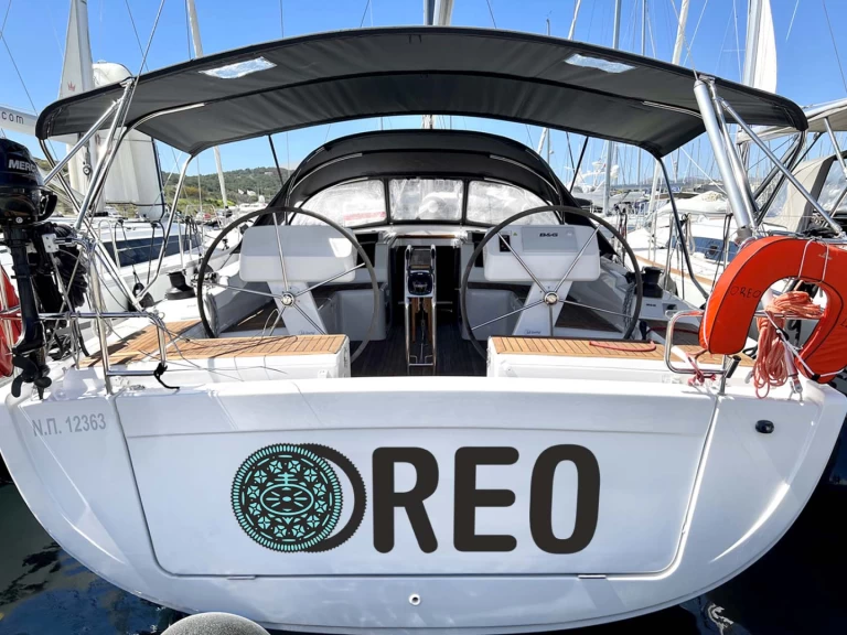 Hanse Hanse 458 charter bareboat eller skeppad i Lavrio