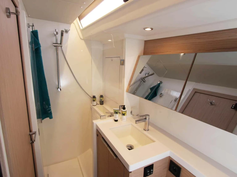 Bénéteau First 53 charter bareboat eller skeppad i Lavrio
