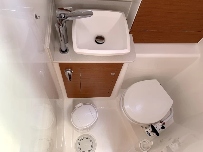 Dufour Dufour 390 Grand Large charter bareboat eller skeppad i Lavrio