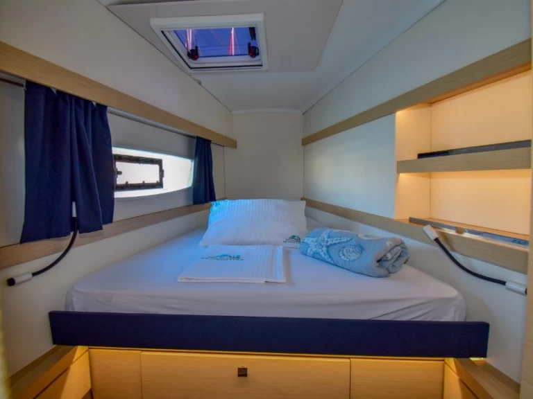 Fountaine Pajot Lucia 40 charter bareboat eller skeppad i Marmaris