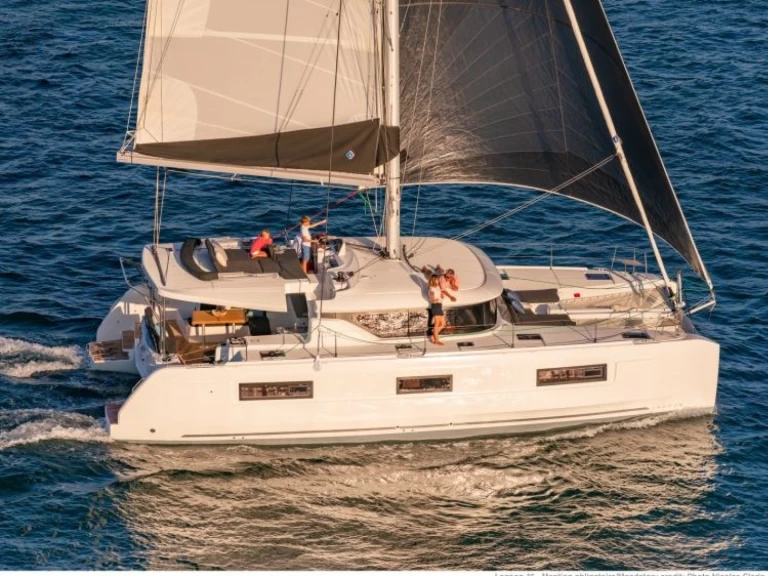 Lagoon Lagoon 46 charter bareboat eller skeppad i Golfo Aranci