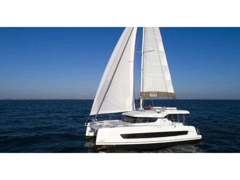 Bali Bali Catspace Voile charter bareboat eller skeppad i Salerno