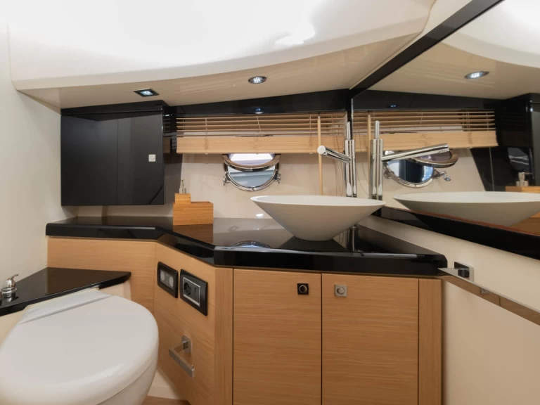 Sessa Marine Key Largo 36 charter bareboat eller skeppad i Tivat