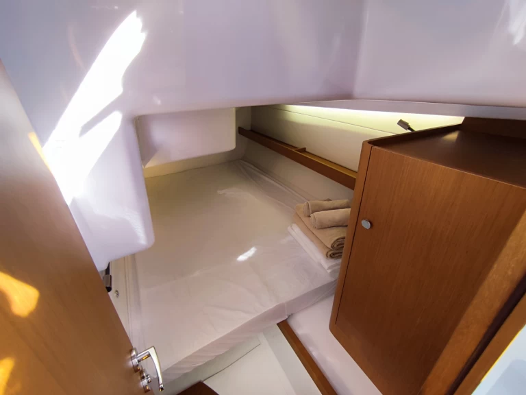 Bénéteau First 36 charter bareboat eller skeppad i Lavrio