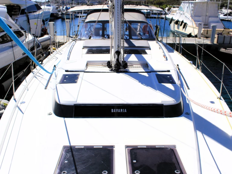 Bavaria Bavaria C45 charter bareboat eller skeppad i Lavrio