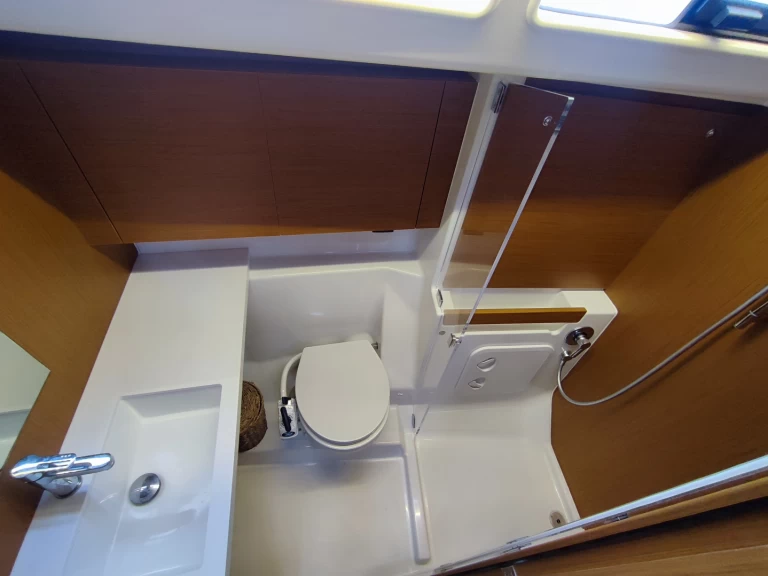 Bénéteau First 44 charter bareboat eller skeppad i Lavrio