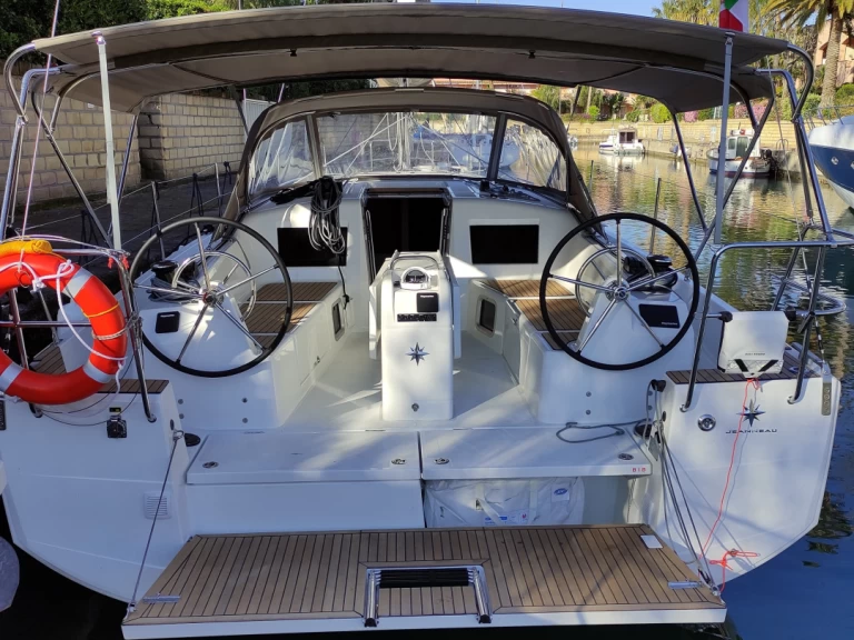 Jeanneau Sun Odyssey 410 charter bareboat eller skeppad i Furnari