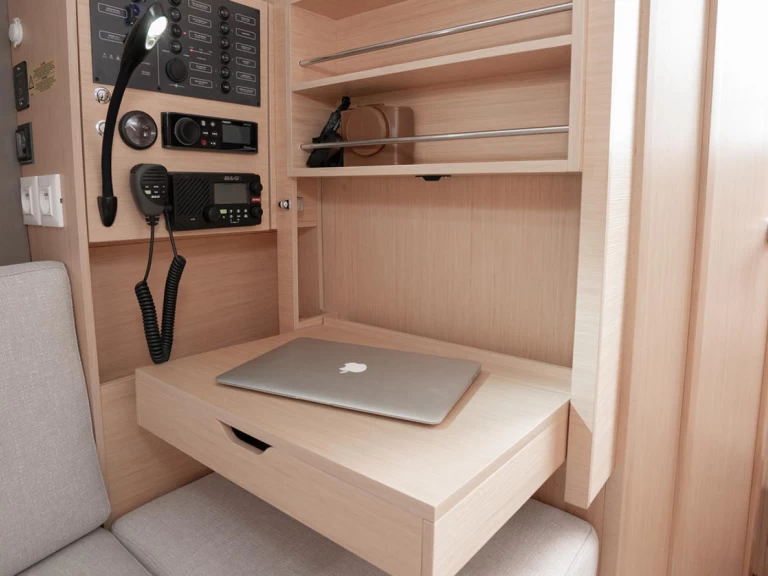 Hyr en Bénéteau Oceanis 30.1 Furnari 