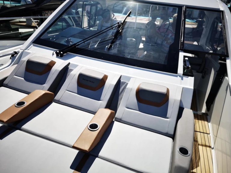 Hyra Motorbåt  med eller utan skeppare Bénéteau Pula  