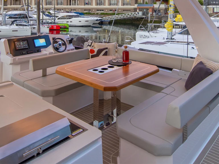 Leopard Leopard 40 Powercat charter bareboat eller skeppad i Nassau
