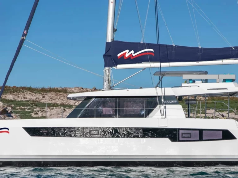 Leopard Leopard 42 charter bareboat eller skeppad i Marina (City)
