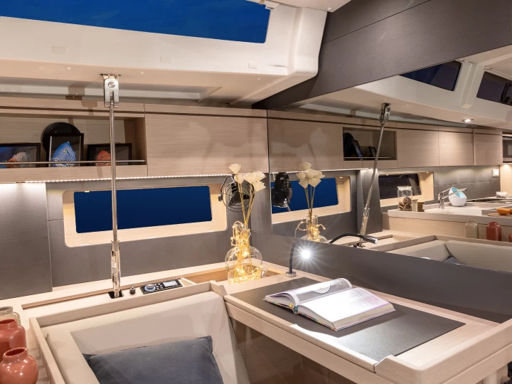 Jeanneau Sun Odyssey 52.2 charter bareboat eller skeppad i Marigot