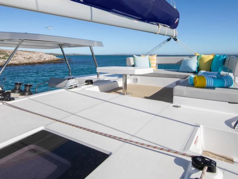 Leopard Leopard 42 charter bareboat eller skeppad i Marigot