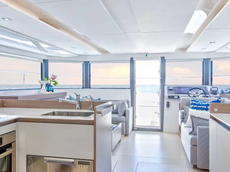 Leopard Leopard 46 Powercat charter bareboat eller skeppad i Marina (City)