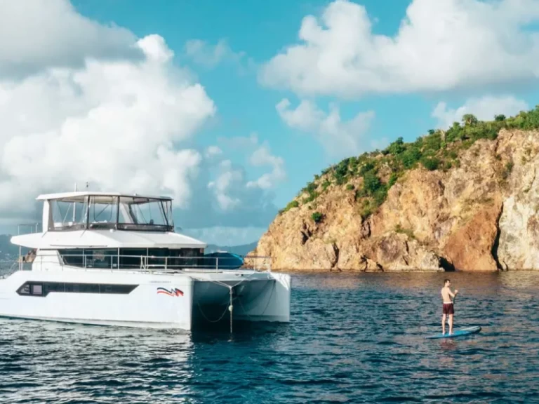 Leopard Leopard 53 Powercat charter bareboat eller skeppad i Marsh Harbour