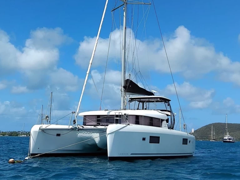 Lagoon Lagoon 42 charter bareboat eller skeppad i Le Marin