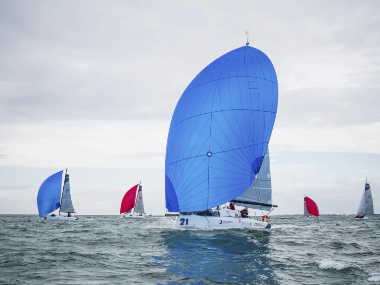 Jeanneau sun fast 30 0D charter bareboat eller skeppad i Marseille