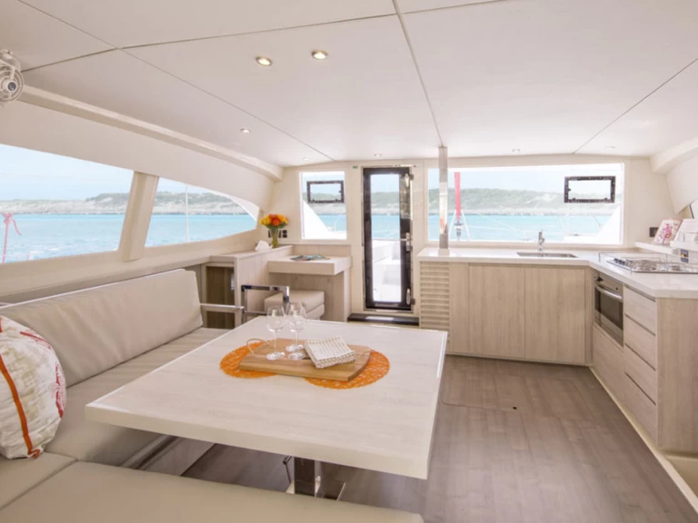 Leopard Leopard 40 charter bareboat eller skeppad i Road Town