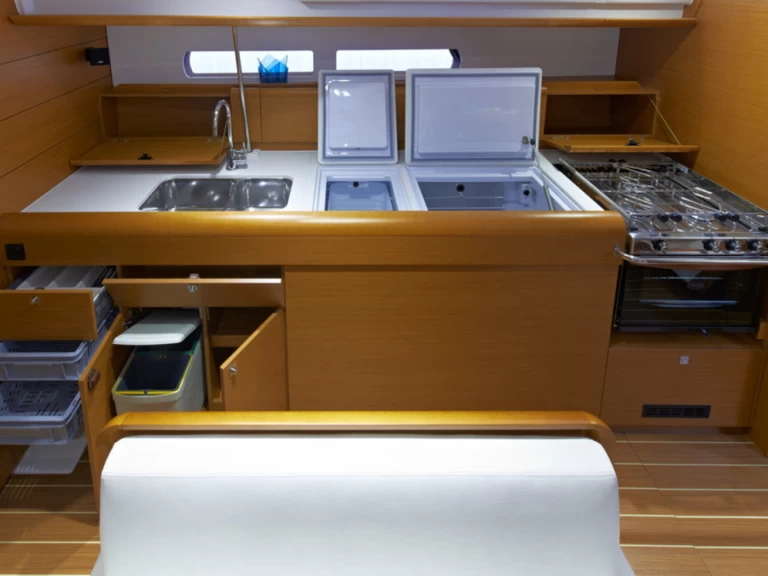 Jeanneau Sun Odyssey 479 charter bareboat eller skeppad i Dubrovnik