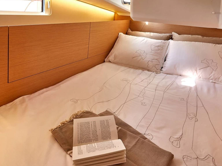Jeanneau Sun Odyssey 410 charter bareboat eller skeppad i Antigua Island