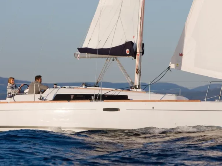 Bénéteau Oceanis 31 charter bareboat eller skeppad i Procida