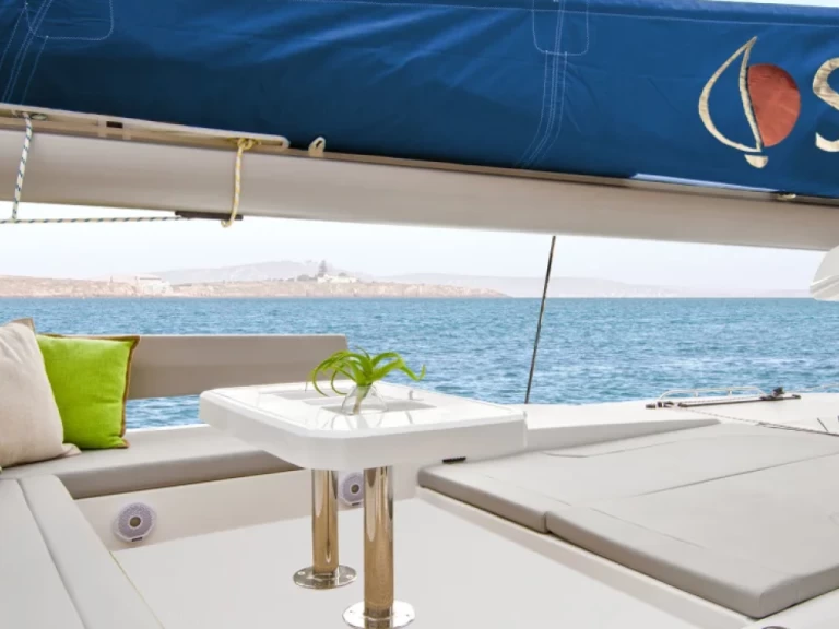 Leopard Leopard 45 charter bareboat eller skeppad i Lefkáda