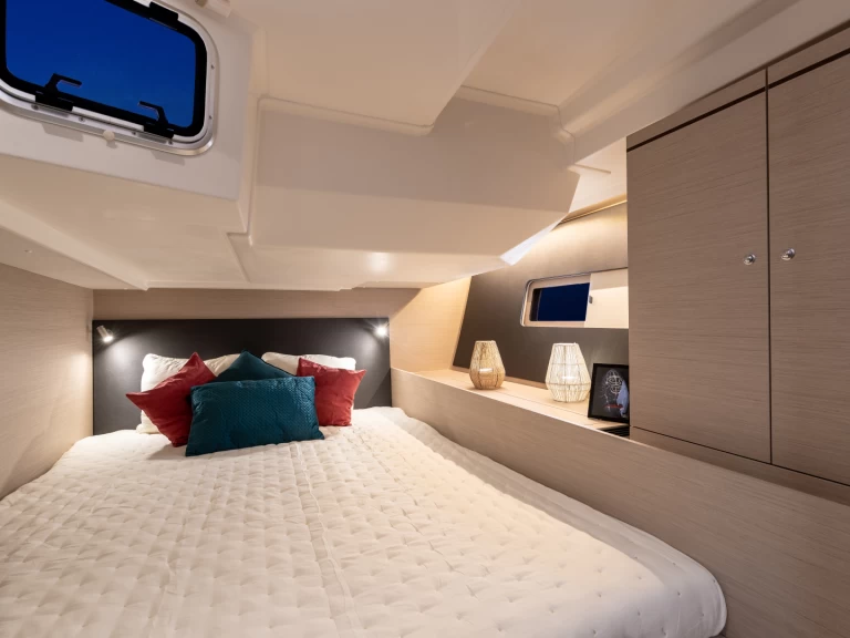 Hyr en Bénéteau Oceanis 51.1 Marina (City) 