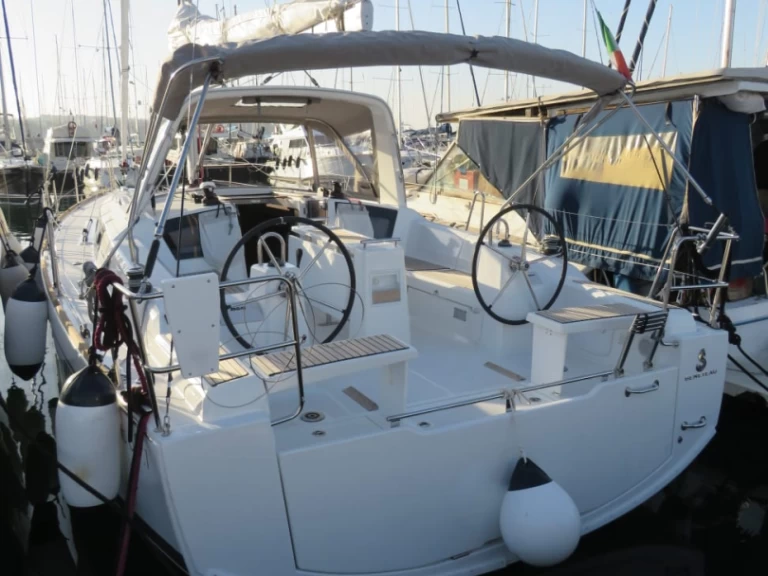 Bénéteau Oceanis 38 charter bareboat eller skeppad i Procida