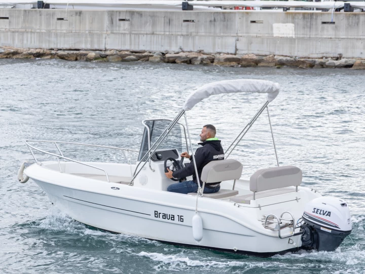 Mingolla Brava 16 charter bareboat eller skeppad i Badalona