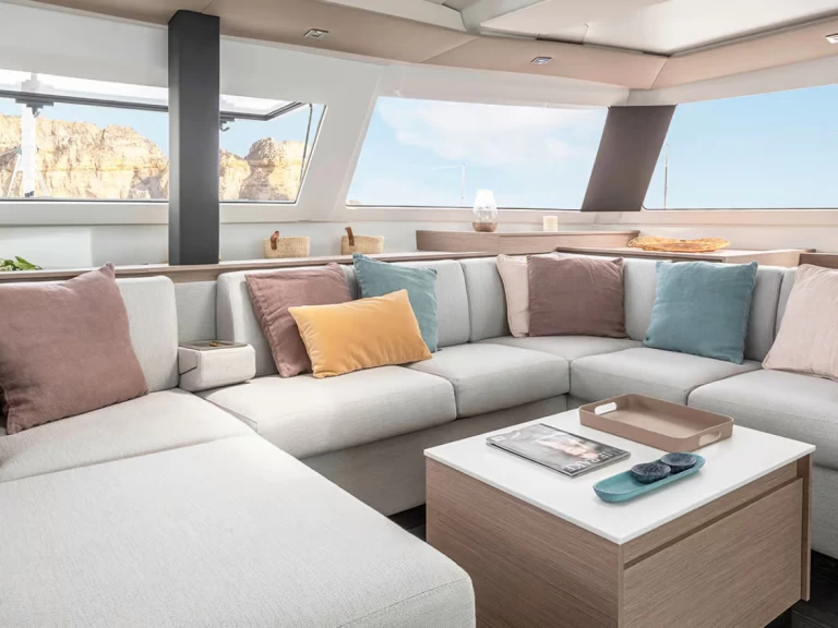 Fountaine Pajot Elba 45 charter bareboat eller skeppad i Furnari