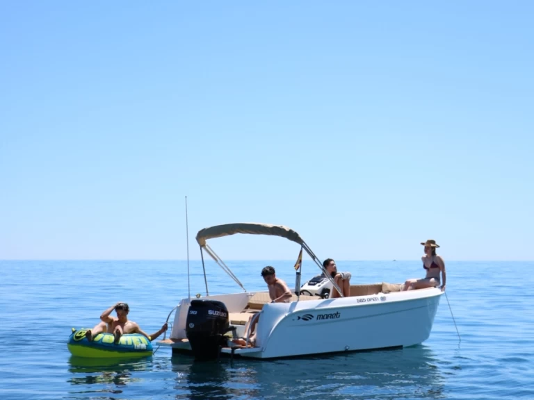 Darekco Mareti 585 charter bareboat eller skeppad i Mataró