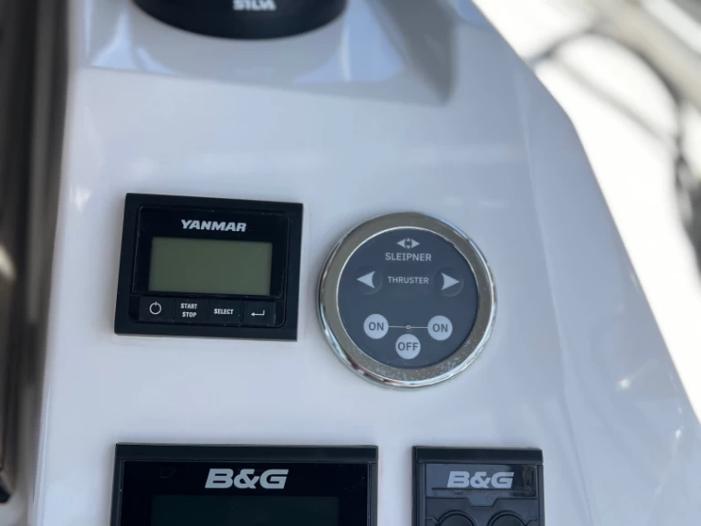 Bavaria Bavaria C42 charter bareboat eller skeppad i Pýlos