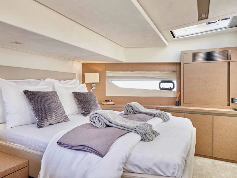 Uthyrning Lyx yacht Prestige med en båtlicens 