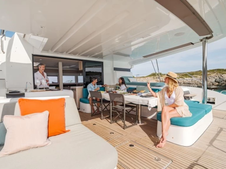 Katamaran  för uthyrning Alimos till det bästa priset 