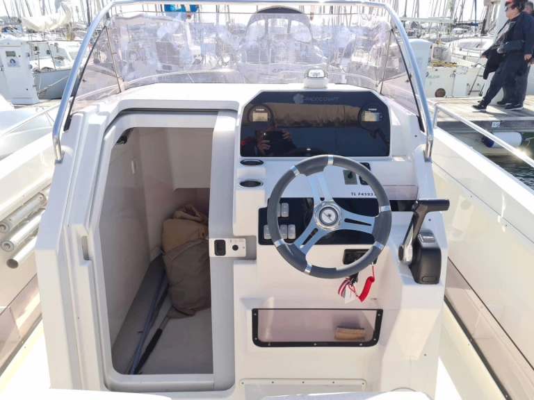 Pacific Craft Pacific Craft 750 Open charter bareboat eller skeppad i Empuriabrava