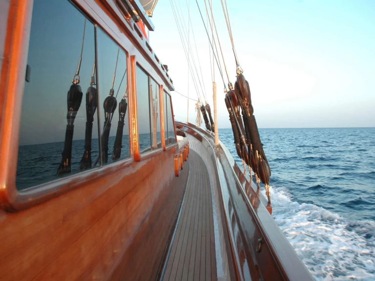 Yacht charter Alimos billig Custom Motor Sailer 124'