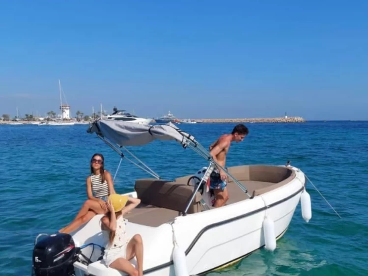AQUA 515 charter bareboat eller skeppad i Palma de Mallorca